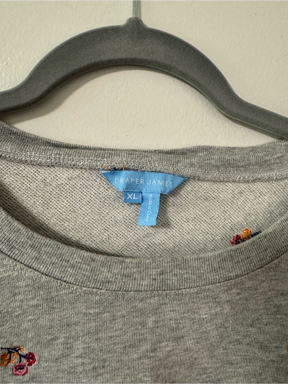 Draper James Gretchen Sweatshirt in Embroidered Viola size XL - Picture 3 of 5